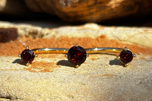 front view of the Dainty garnet Gold 3cap ring 
